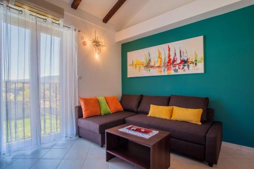 a living room with a couch and a table at Apartman Madlen in Cres
