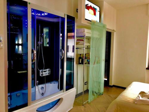 ein Bad mit einer Dusche und einer Glastür in der Unterkunft B&B WELLNESS e CAREN in Grinzane Cavour