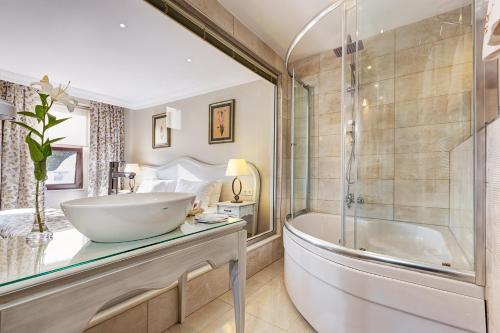 une salle de bain avec une baignoire, un lavabo et une douche dans l'établissement Arena Hotel - Special Class, à Istanbul
