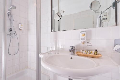 Kylpyhuone majoituspaikassa SORAT Hotel Brandenburg