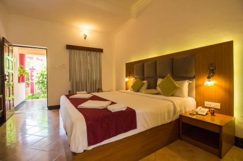 מיטה או מיטות בחדר ב-Shikara Beach Resort