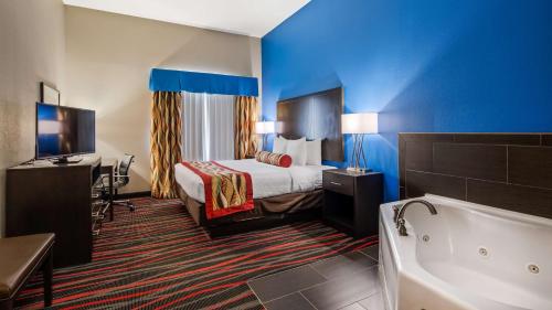 Postel nebo postele na pokoji v ubytování Best Western Plus Tech Medical Center Inn