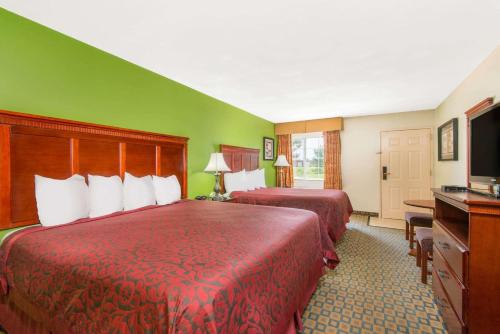 Μια τηλεόραση ή/και κέντρο ψυχαγωγίας στο Days Inn & Suites by Wyndham Wichita