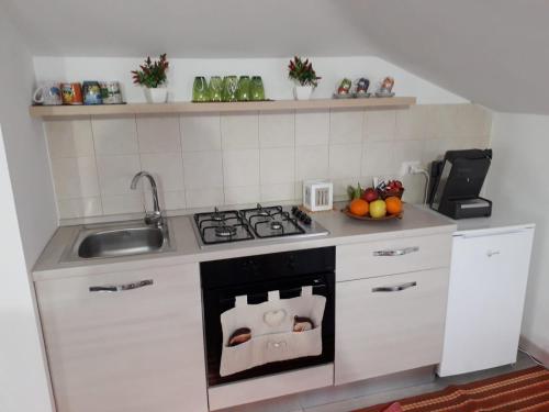 una pequeña cocina con fogones y fregadero en Via Emanuela Setti Carraro, en San Cataldo