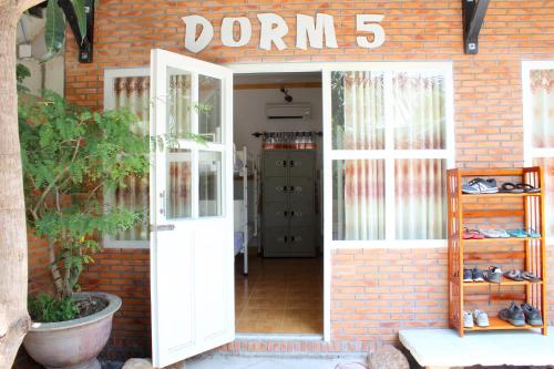 an entrance to a store with a white door at Hoang Nga Garden Guesthouse in Mui Ne