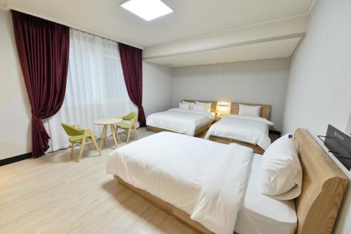 Tempat tidur dalam kamar di Gwangju Tourist Hotel