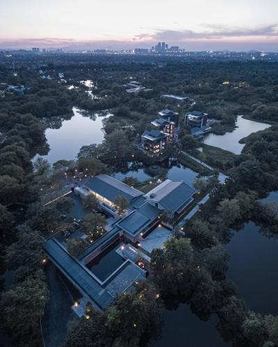 una vista aérea de un edificio sobre el agua en MUH SHOOU XIXI HOTEL HANGZHOU, en Yuhang