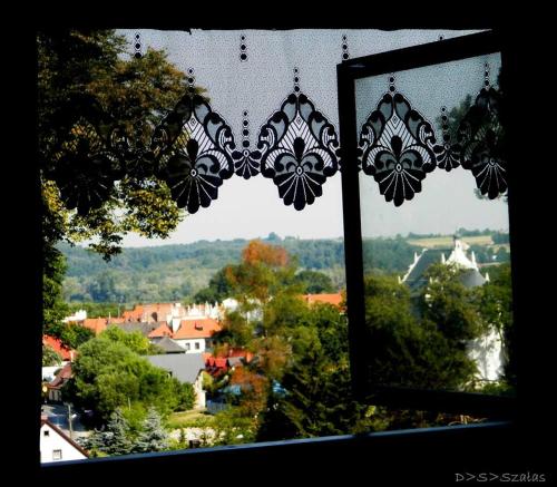 okno z widokiem na miasto w obiekcie Noce i Dnie - apartamenty i pokoje w Kazimierzu Dolnym
