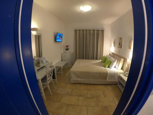 Ένα ή περισσότερα κρεβάτια σε δωμάτιο στο Hotel Mathios