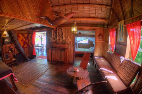 - un salon avec un canapé et une table dans l'établissement Analatsara Eco Lodge, sur l'île aux Nattes