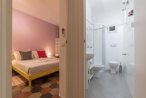 un dormitorio con una cama y un baño en Colosseum Lovely Apartment, en Roma