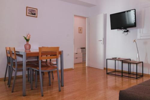 Televizorius ir (arba) pramogų centras apgyvendinimo įstaigoje Apartment Tranquillo