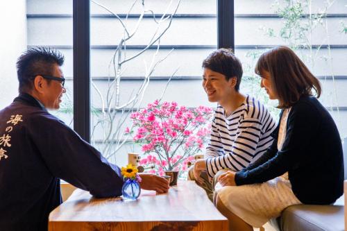 a group of three people sitting around a table at Umino Ryotei Okinawa Nakamasou in Onna