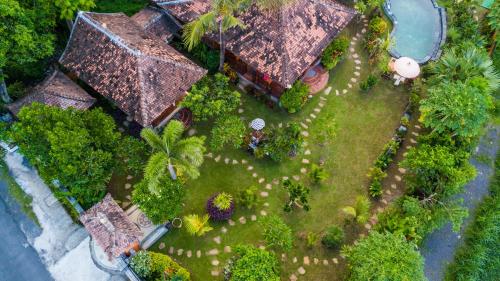 an overhead view of a house with a garden at Villa Melasti Amed in Amed