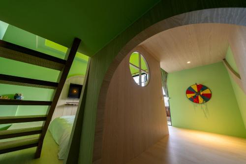 a bedroom with green walls and a bunk bed at 墾丁宜庭海景親子民宿 in Checheng
