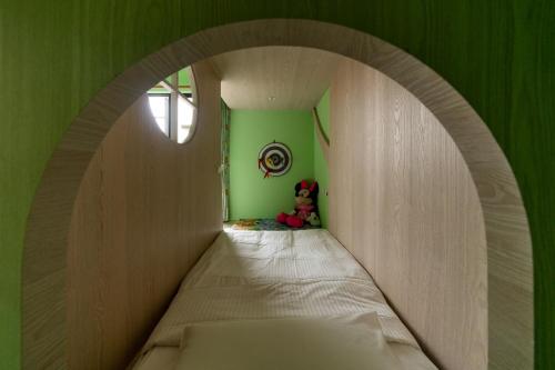 a small room with a bed in a tunnel at 墾丁宜庭海景親子民宿 in Checheng
