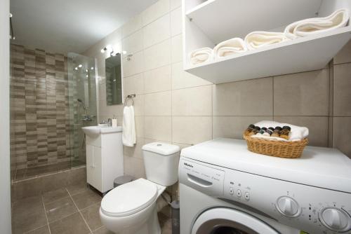 La salle de bains est pourvue d'un lave-linge et de toilettes. dans l'établissement La vecchia bottega del Nonno - Corfu, à Corfou
