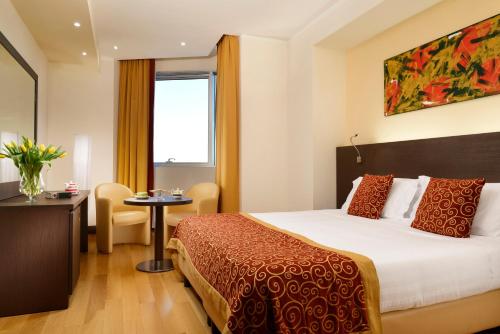 a hotel room with a bed and a table at Hotel Diamante in Alessandria