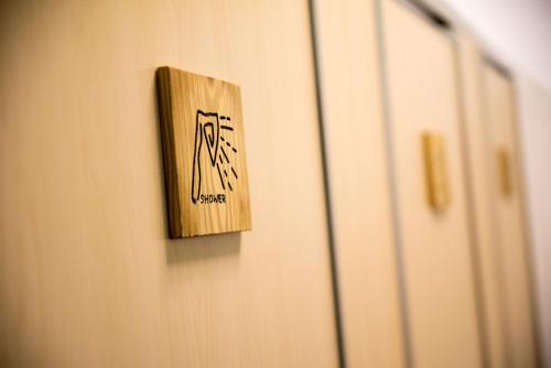 a switch on a door with a sign on it at 框框背包客棧 Kuang Kuang Hostel in Longjing