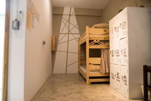 a small room with a bunk bed and a ladder at 框框背包客棧 Kuang Kuang Hostel in Longjing