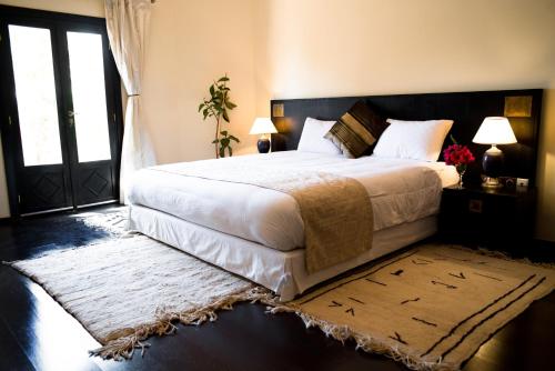 sypialnia z dużym łóżkiem i dużym oknem w obiekcie Boutique Hôtel palais Masandoia w mieście Arfud