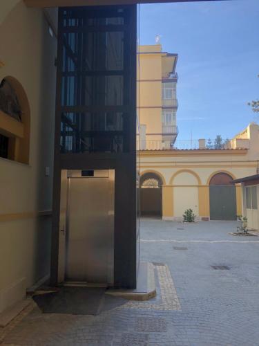 um edifício com uma porta de metal num pátio em Residenza Murat BB em Caserta