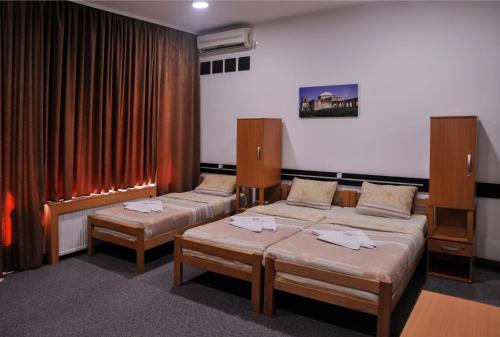 a hospital room with two beds and curtains at Guesthouse Villa Modex in Paraćin