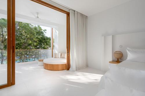 Postel nebo postele na pokoji v ubytování SALA Samui Chaweng Beach Resort