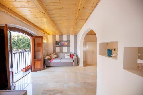 a living room with a couch and a wooden ceiling at Donna Flavia - Casa Vacanze centro storico Palermo in Palermo