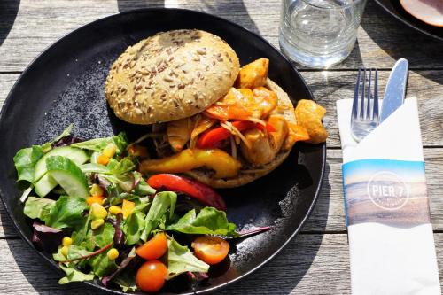 Makanan di atau berdekatan apartmen