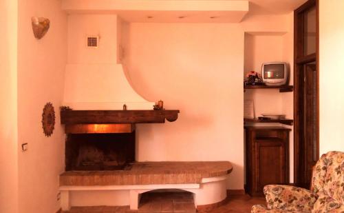 アックアペンデンテにあるSan Filippoのリビングルーム(暖炉、ソファ付)
