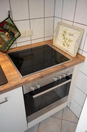 a kitchen counter with a stove top on it at Ferienwohnung Sonnenblume Himmelpfort in Pian