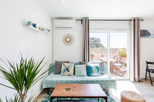 - un salon avec un lit et un balcon dans l'établissement La Cassidaine, à Cassis