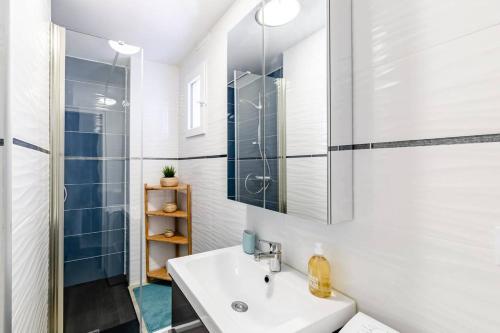 une salle de bain avec un lavabo et une douche dans l'établissement La Cassidaine, à Cassis