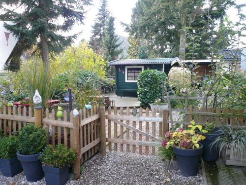 Κήπος έξω από το Gästehaus Alwine Wohnung 7