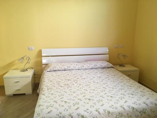 シローロにあるSirolo Apartmentのベッドルーム1室(ベッド1台、ナイトスタンド2台付)