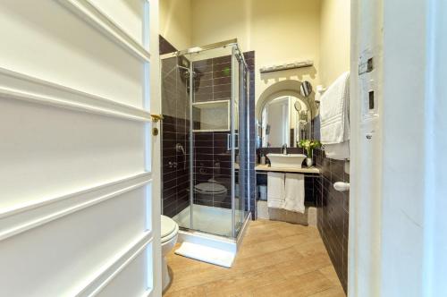 ナポリにあるイル ヴェントレ ディ ナポリのバスルーム(シャワー、トイレ、シンク付)
