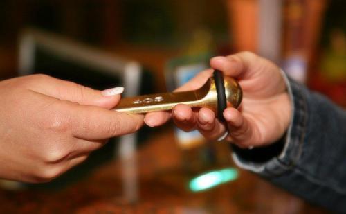 ラーデボイルにあるWEST Hotel an der Sächsischen Weinstrasseの木製物を手に持つ者
