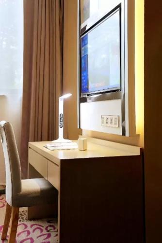 Televisyen dan/atau pusat hiburan di Lavande Hotel Taixing Jiangping Road