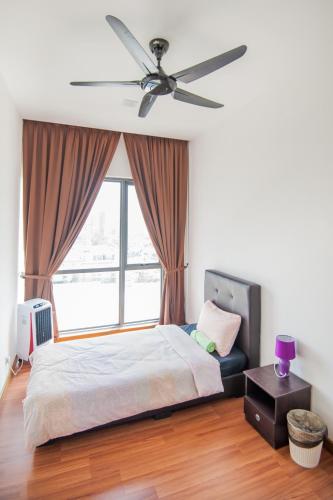 a bedroom with a bed and a ceiling fan at DaMen Homestay @SubangHomeStay in Subang Jaya
