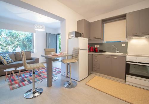 Kuchyň nebo kuchyňský kout v ubytování Ithaka Zante City Villa by "elite"