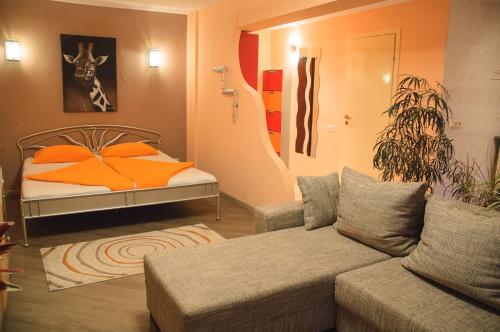 uma sala de estar com uma cama e um sofá em Kiev Central Apartment em Kiev