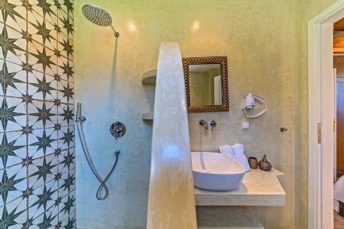 Ett badrum på Mediterraneo Luxury Suites Halkidiki