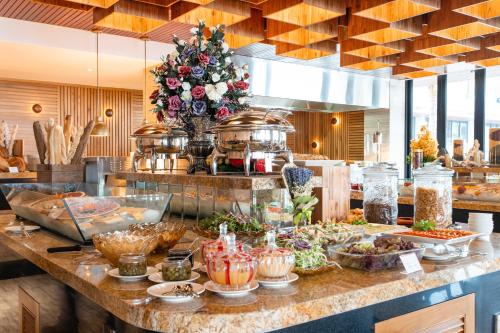 un buffet de comida en una barra en una cocina en Marina Bay Vung Tau Resort & Spa, en Vung Tau