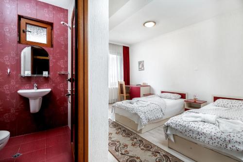 Ένα ή περισσότερα κρεβάτια σε δωμάτιο στο Family Hotel Aleks