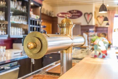 a bar with a metal machine at a counter at Der Kramerhof in Dießen am Ammersee