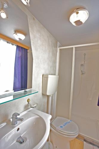 a bathroom with a toilet and a sink at Arena Medulin Mobile Homes in Medulin