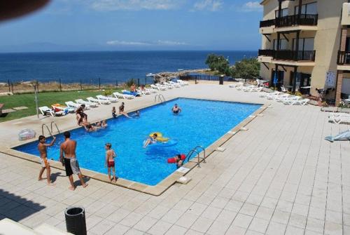 un grupo de personas jugando en una piscina en Port de rei Vue sur mer appartement, en L'Escala