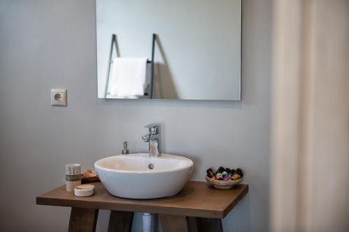 bagno con lavandino bianco e specchio di Trialonia Luxury Villa a Kíssamos