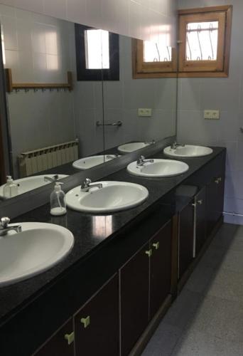 Kamar mandi di Alberg Can Ribals